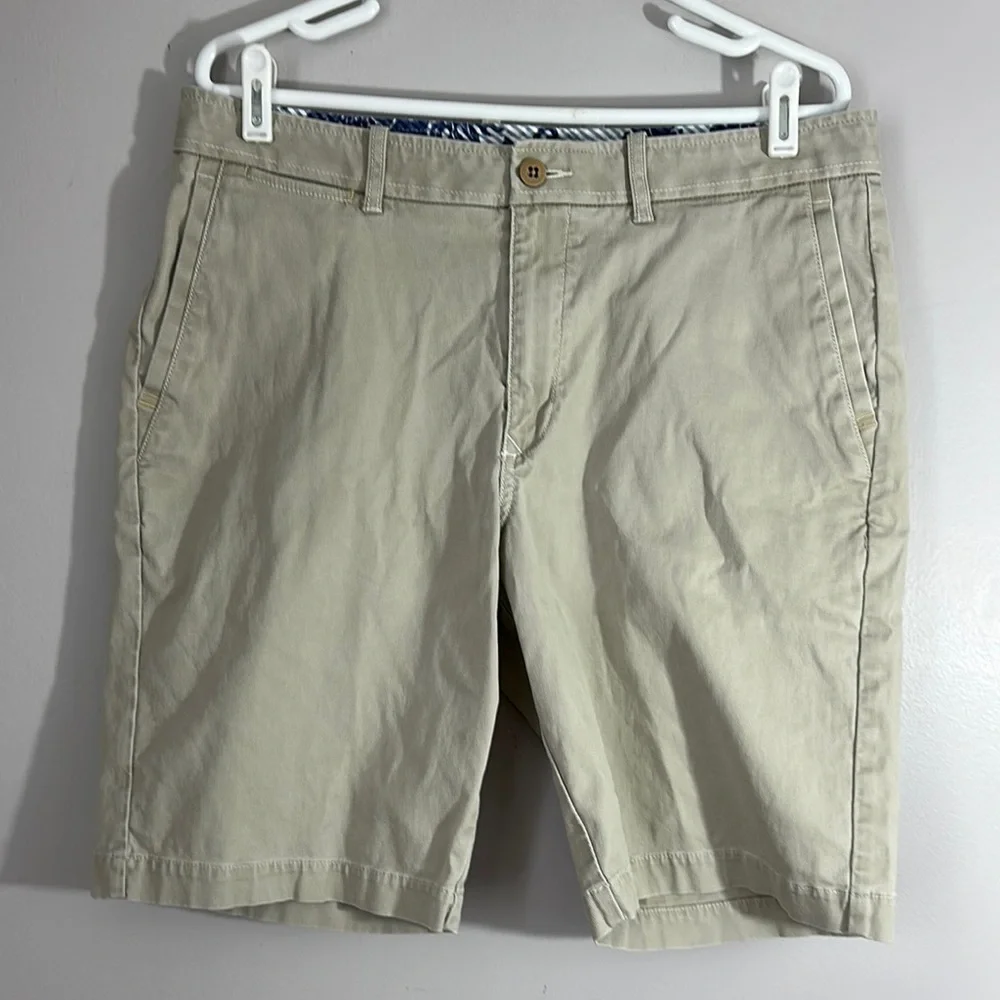 Tommy Bahama Mens khaki Cargo Shorts Size 35 Front & Back Pocket